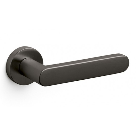 Olivari Link Door Handle on a Round Rose 