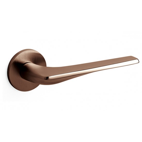 Olivari Twist Door Handle on a Round Rose 